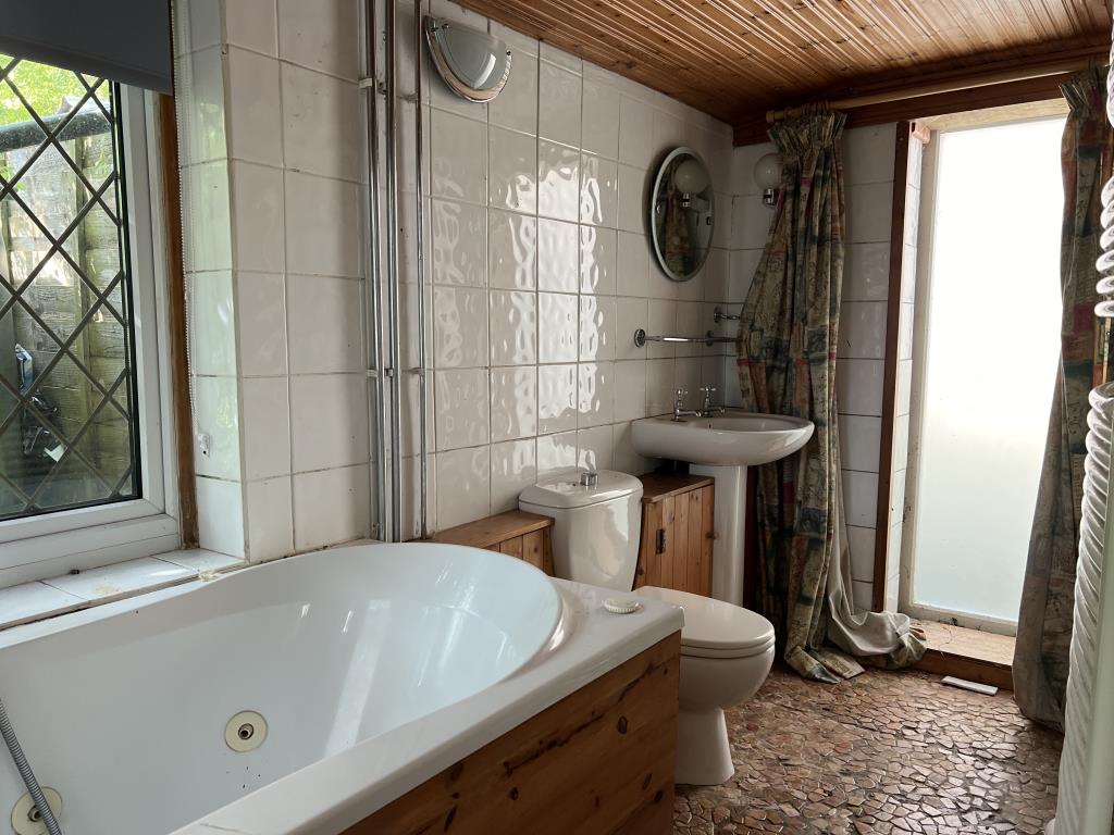 Lot: 35 - FOUR-BEDROOM PERIOD COTTAGE ON QUARTER-ACRE PLOT - Ground floor bathroom with jacuzzi bath